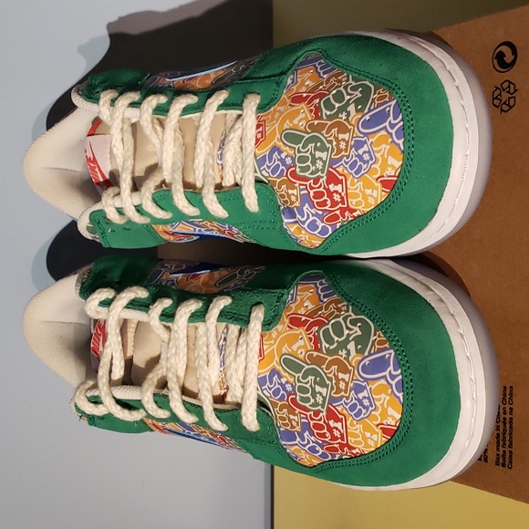 Nike Dunk Low "Foam Finger" - Picture 2 of 8